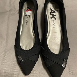 NWOT Anne Klein sport pointy toe heels.